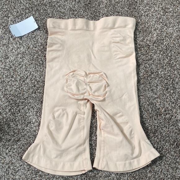 NWT SKIMS Seamless Sculpting Midthigh Shapewear Shorts - Picture 3 of 3